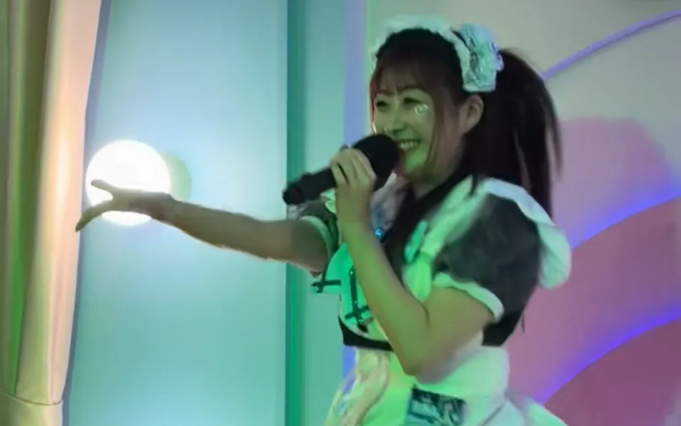 ไลฟ์โชว์จากน้องเมด · Live show by our maids